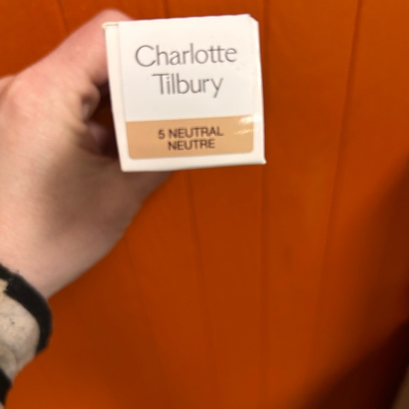 Charlotte Tilbury Beautiful Skin Foundation 5 Neutral - Picture 2 of 3